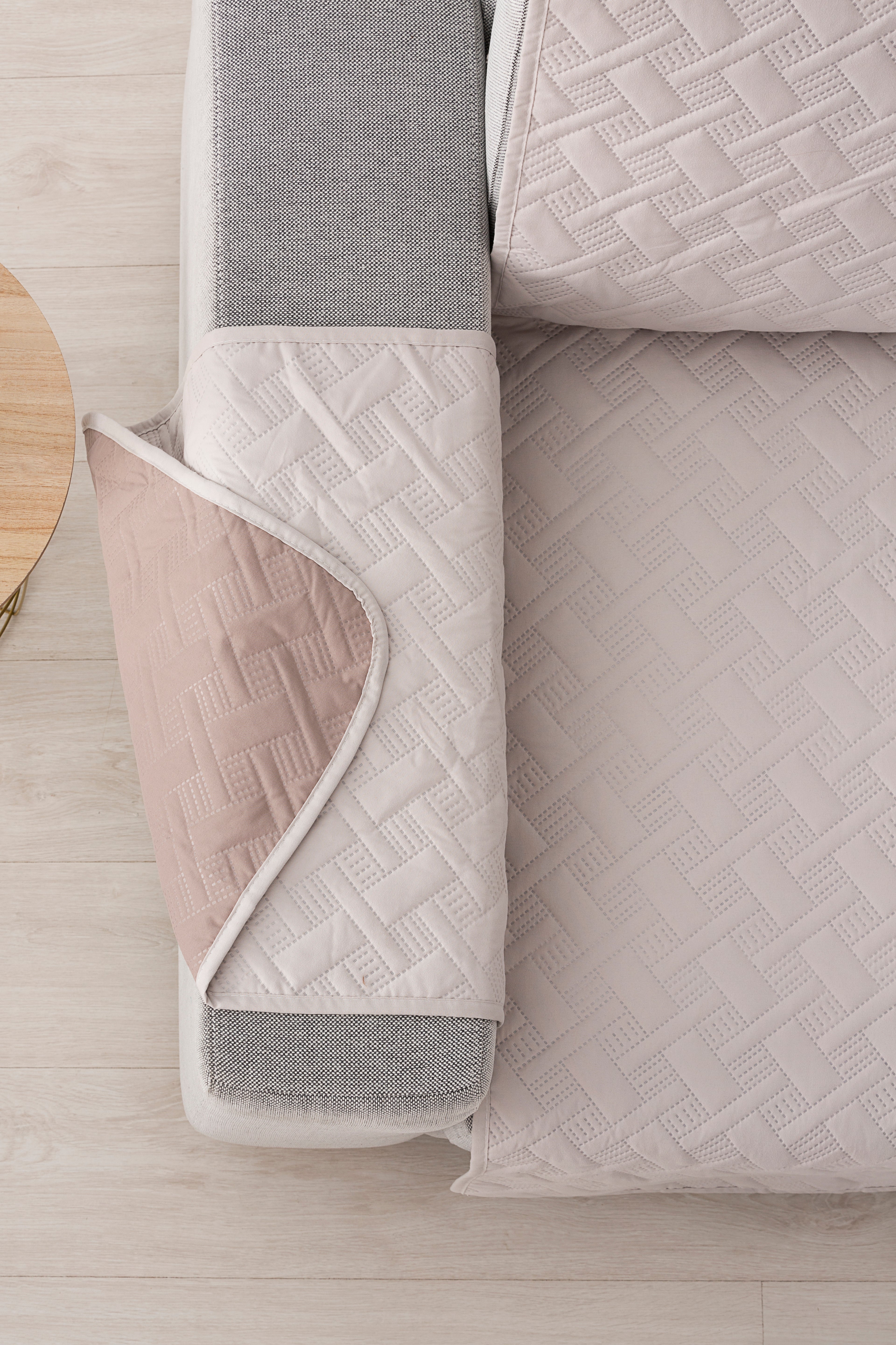 Waterproof reversible sofa cover by Belmarti