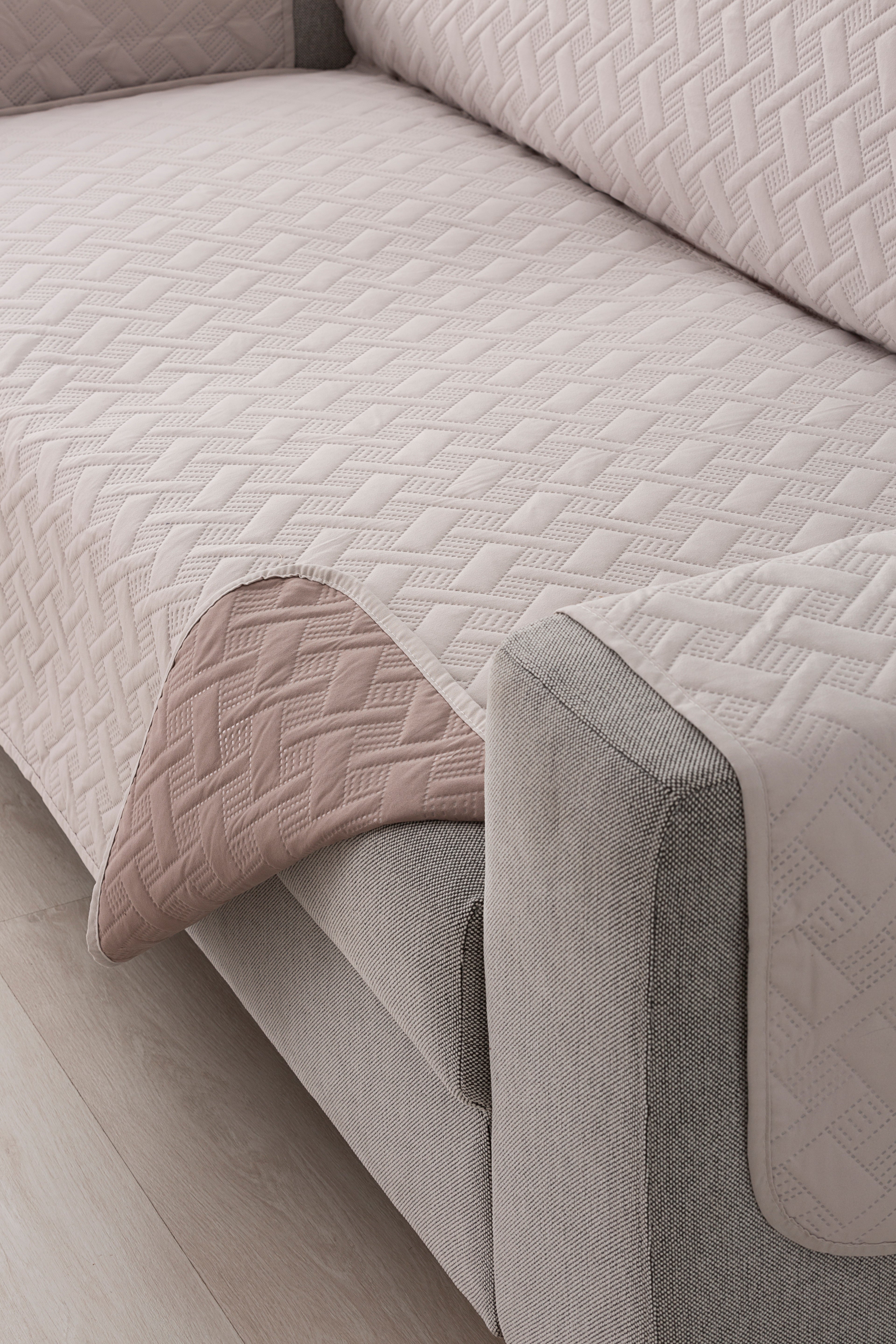 Waterproof reversible sofa cover by Belmarti